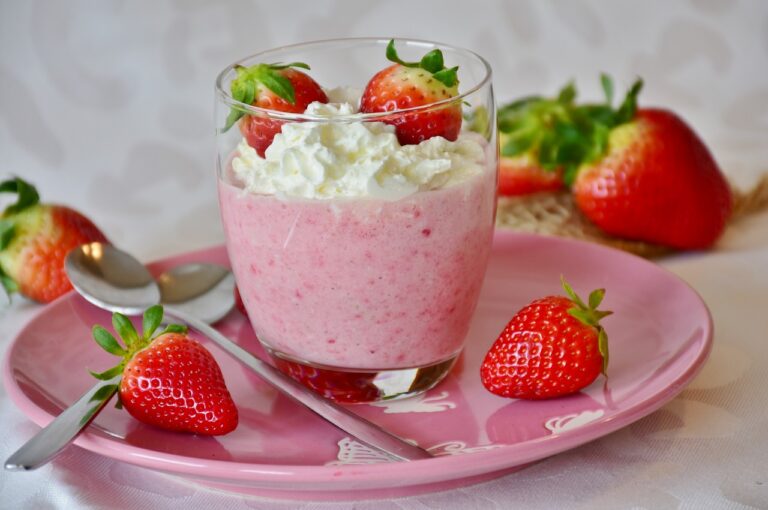 Frisk og deilig dessert med skogsbær og vanilje kesam