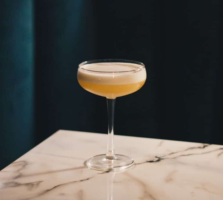 Slik lager du rabarbra gin sour