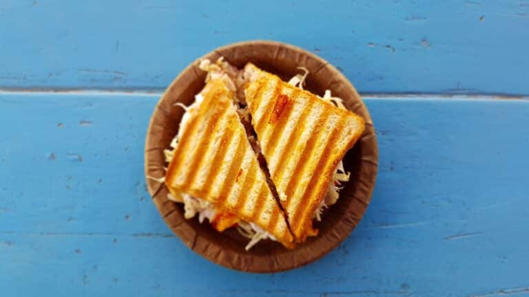 Smakfull toast med trippelt lag med smeltet ost