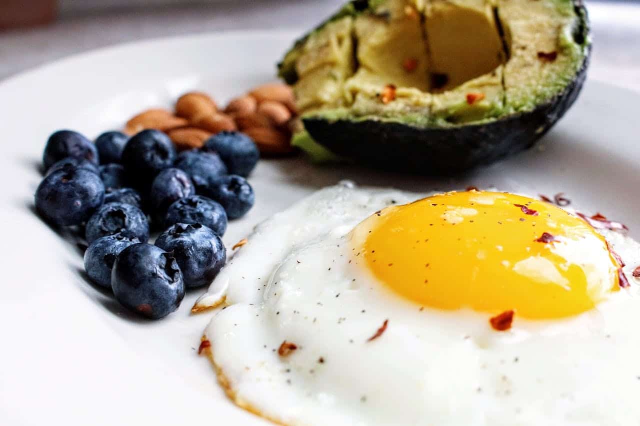 brød med avocado og egg oppskrift