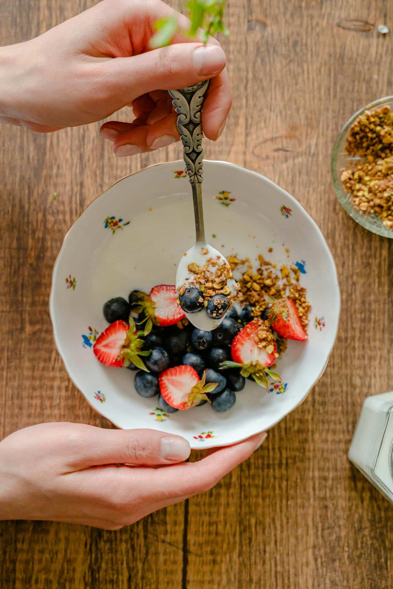 yoghurt med bær og granola oppskrift