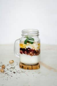 Yoghurt med granola, bær, banan og honning i glass – enkel og sunn frokost eller mellommåltid