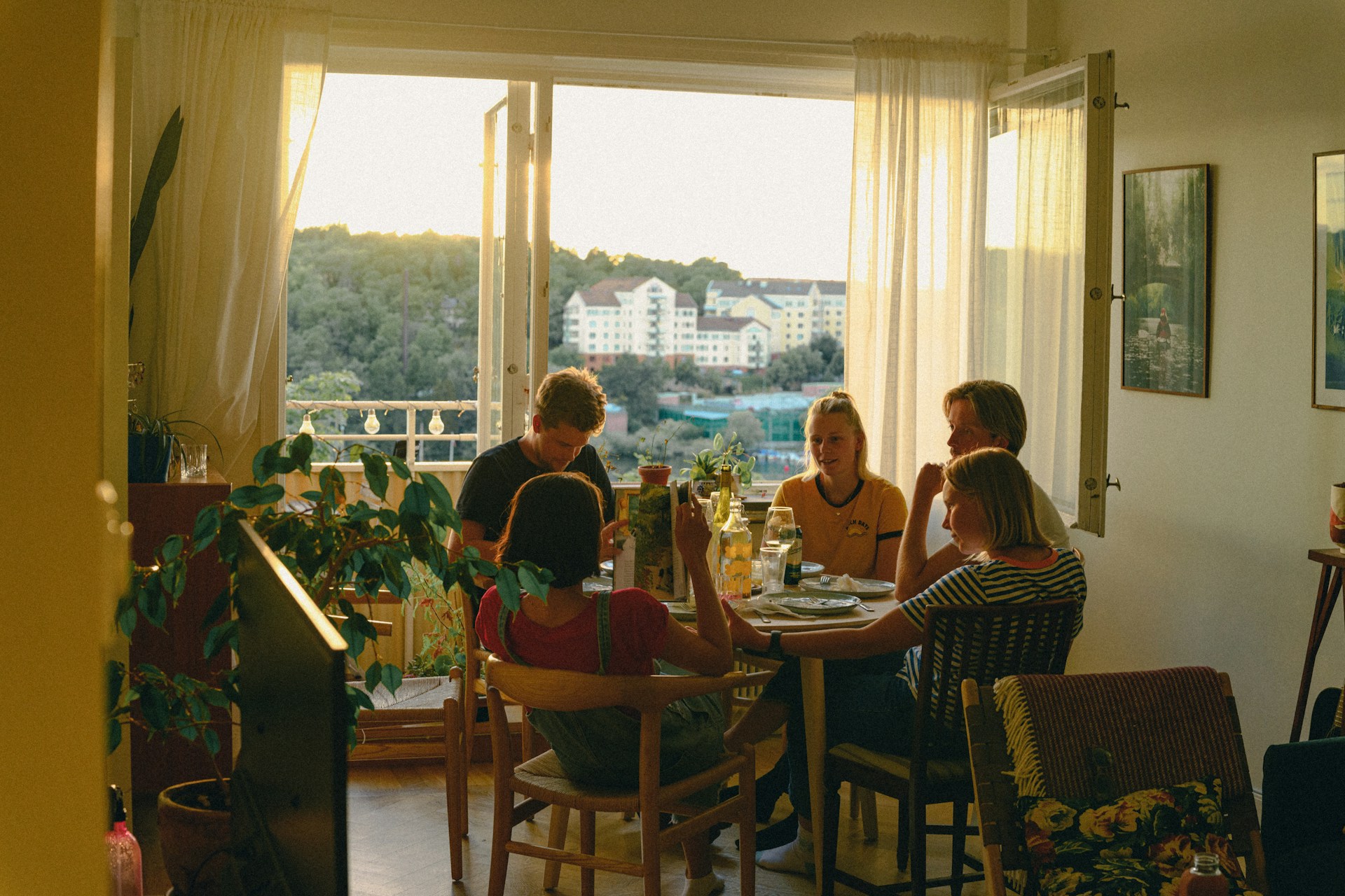 familie spiser middag sammen